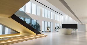 Nowy salon wystawowy JE Furniture | Wędrówka po krainie światła i wspólne odkrywanie czasu